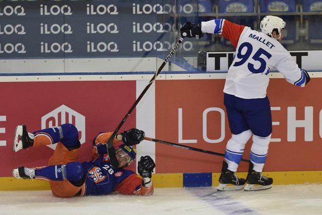 Jarkko Malinen na lopatkách po střetu s Alexandrem Malletem z Brna. Tak jako celá Tappara Tampere v měření sil s českým mistrem.