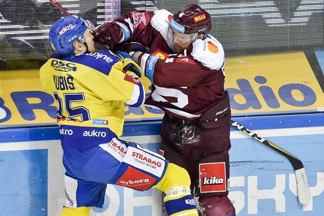 Hokejový útočník Zlína Pavel Kubiš v tvrdém souboji s obráncem Sparty Zbyňkem Michálkem.