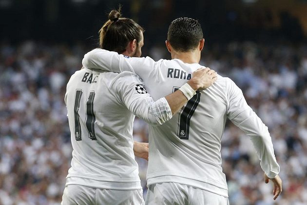 Útočné hvězdy Realu Madrid Gareth Bale (vlevo) a Cristiano Ronaldo se radují z gólu proti Manchesteru City.
