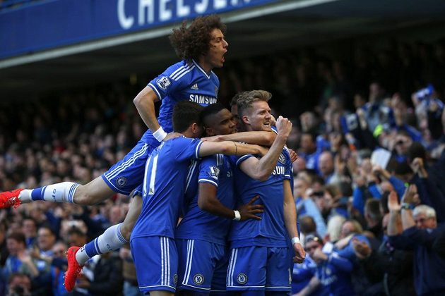Andre Schürrle (vpravo) oslavuje se spoluhráči z Chelsea gól vstřelený Arsenalu.