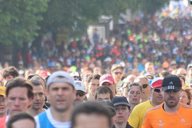 Masa. Pražského maratónu se účastnilo na deset tisíc běžců.