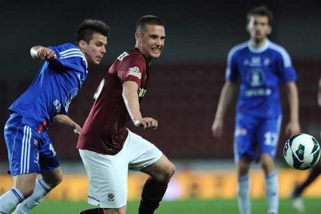 Pavel Kadeřábek (uprostřed) a olomoucký Jan Navrátil během odvety čtvrfinále Poháru České pošty.