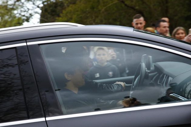 Hráči Leicesteru Shindži Okazaki a Gokhan Inler přijíždějí do domu Jamieho Vardyho, aby společně sledovali boj konkurenčního Tottenhamu na hřišti Chelsea.