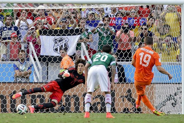 Mexický gólman Guillermo Ochoa nevystihl směr pokutového kopu Nizozemce Klaase-Jana Huntelaara, který zařídil Tulipánům postup do čtvrtfinále MS.