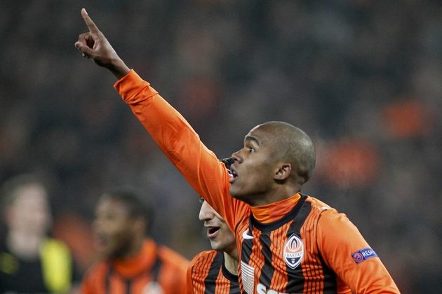 Douglas Costa z Šachtaru Doněck se raduje ze vstřelení gólu do sítě Borussie Dortmund.