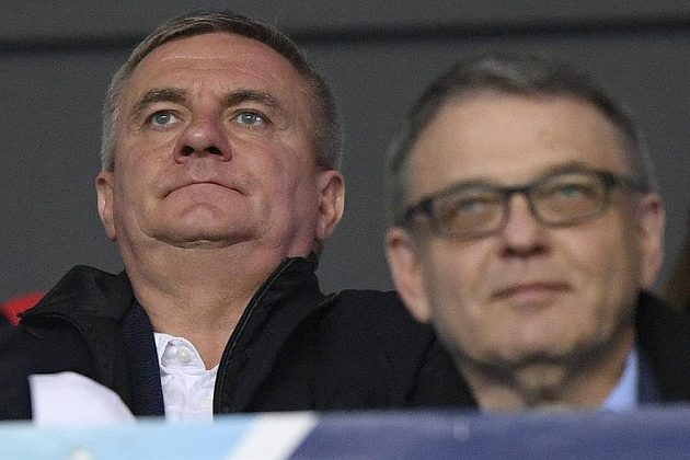 Vedoucí kanceláře prezidenta Vratislav Mynář (vlevo) a ministr kultury Lubomír Zaorálek na tribuně během zápasu Slavie s Barcelonou.
