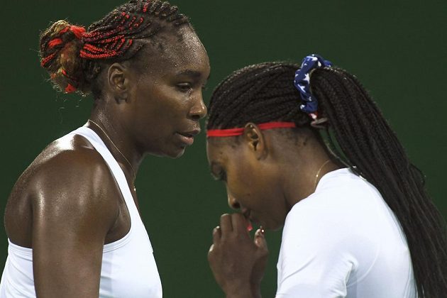 Americké sestry Serena Williamsová (vpravo) a Venus během zápasu proti českému páru Barbora Strýcová, Lucie Šafářová.