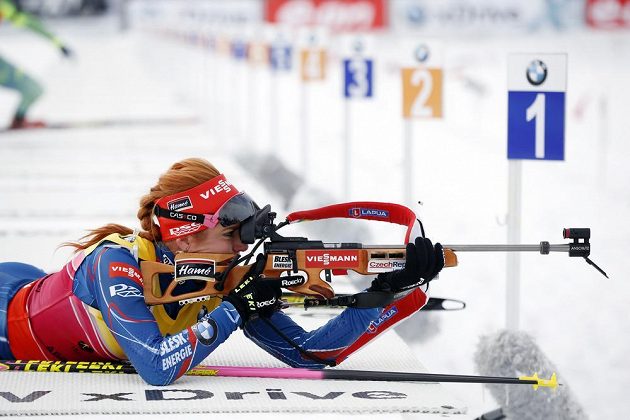 Česká biatlonistka Gabriela Soukalova při střelbě vleže během čtvrtečního sprintu.