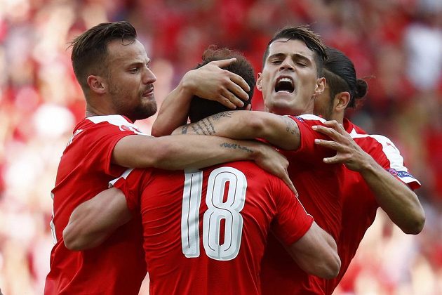 Radost švýcarských fotbalistů poté, co Admir Mehmedi vyrovnal skóre v utkání proti Rumunsku.
