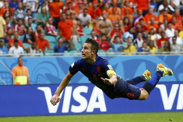 Plachtící Robin van Persie zařídil Nizozemcům vyrovnání v zápase se Španěly.