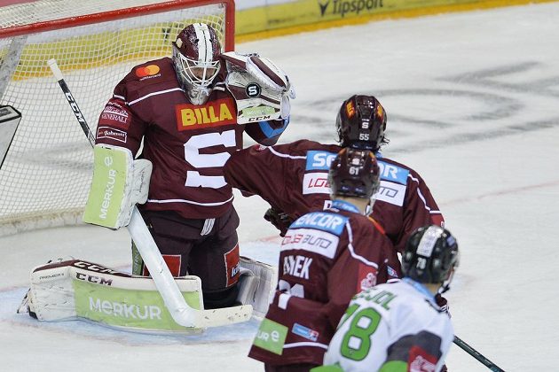 Brankář Sparty Matěj Machovský zasahuje během utkání s Mladou Boleslaví. Zákrok sledují bránící Jérémie Ouellet-Blain a Lukáš Klimek i Lukáš Žejdl z Mladé Boleslavi