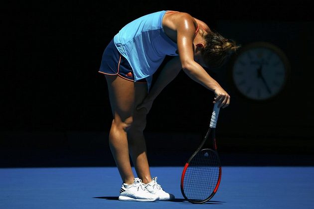 Vyčerpaná Rumunka Simona Halepová v utkání 1. kola Australian Open v Melbourne.