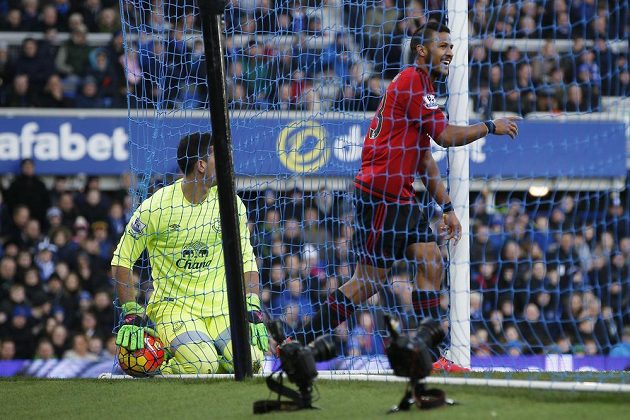 Salomon Rondón z West Bromwiche hrudí dostal míč do sítě v zápase anglické Premier League proti Evertonu.