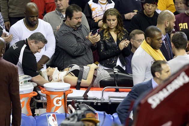 Zraněná manželka golfisty Jasona Daye během zápasu NBA mezi Clevelandem a Oklahomou.