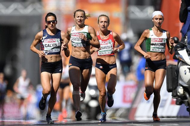 Vedoucí skupinka v ženském maratónu. Zleva Clemence Calvinová, Bělorska Marina Damancevičová, Češka Eva Vrabcová-Nývltová a Damancevičové krajanka Volha Mazuronaková, která v závodě získala zlato.