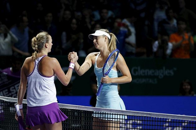 Petra Kvitová přijímá gratulaci od poražené soupeřky Marie Šarapovové, kterou v semifinále Turnaje mistryň v Singapuru porazila 6:3 a 7:6.