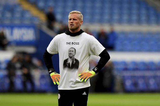 Fotbalisté Leicesteru si před zápasem v Cardiffu oblékli na počest tragicky zesnulého majitele klubu speciální trička. Chybět nemohl ani brankář Kasper Schmeichel.