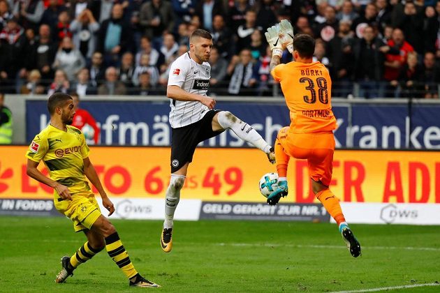 Fotbalisté Dortmundu vedli na hřišti Frankfurtu 2:0, nakonec ale o náskok přišli a brali jen bod za remízu 2:2. Dortmundský gólman Roman Burki fauloval v pokutovém území Ante Rebiče.