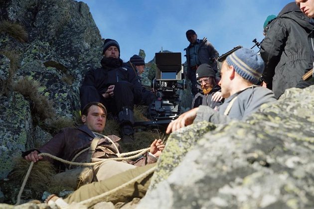 Vavřinec Hradilek (vlevo dole) při natáčení tatranských scén filmu Tenkrát v ráji.