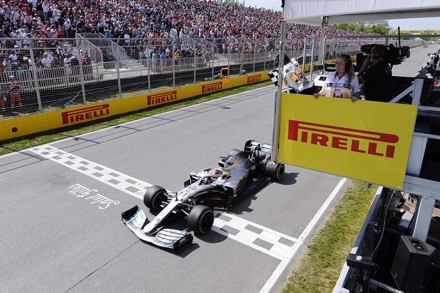 Lewis Hamilton projíždí cílem Velké ceny Kanady. Sice jako druhý, přesto jako vítěz...