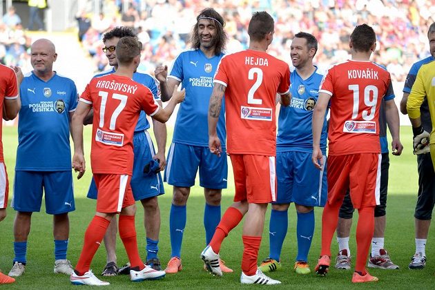 Vzadu zleva Ivan Hašek, Ondřej Vetchý, Jakub Kohák a Pavel Horváth během benefičního utkání "Horviho poslední desítka".
