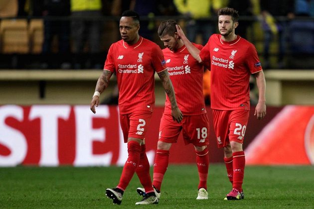Zklamaní fotbalisté Liverpoolu po porážce ve Villarrealu. Zleva Nathaniel Clyne, Alberto Moreno a Adam Lallana.