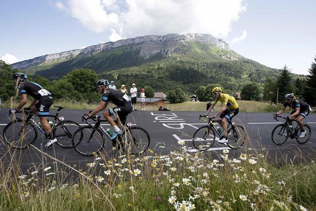Lídr stého ročníku Tour de France a po sobotě téměř jistý vítěz Christopher Froome (ve žlutém) na trati 20. etapy.