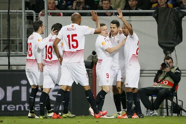 Útočník Sevilly Vitolo (druhý zprava) slaví se spoluhráči gól proti Šachtaru Doněck.