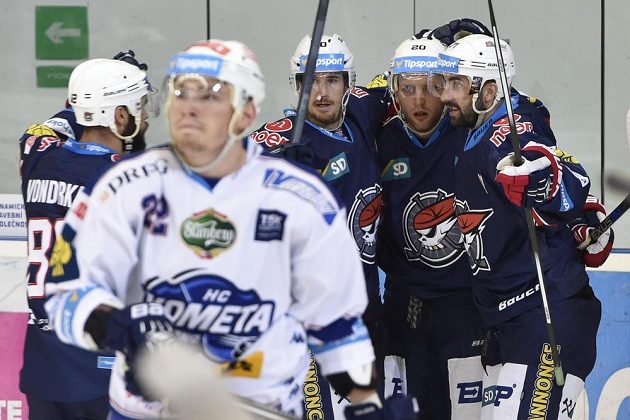 Hokejisté Chomutova zleva Michal Vondrka, Roman Červenka, Tomáš Pospíšil a Roman Chlouba se radují z gólu. Vepředu útočník Komety Jan Káňa.