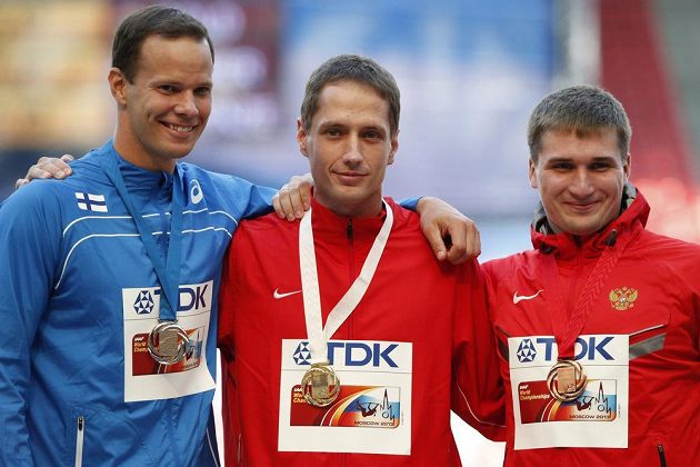 Medailisté ze závodu mistrovství světa v hodu oštěpem. Vítěz Vítězslav Veselý (uprostřed), stříbrný Tero Pitkämäki z Finska (vlevo) a bronzový Rus Dmitrij Tarabin.
