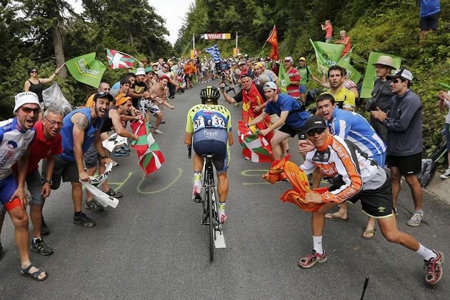 Skvělí fanoušci povzbuzují při stoupání všechny. Výjimkou není ani Nicolas Roche z Irska stoupající do Pla d'Adet.