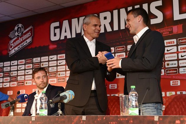 Tu máš pásku! Nový kapitán Sparty David Lafata (vpravo) je volbou trenéra Vítězslava Lavičky.