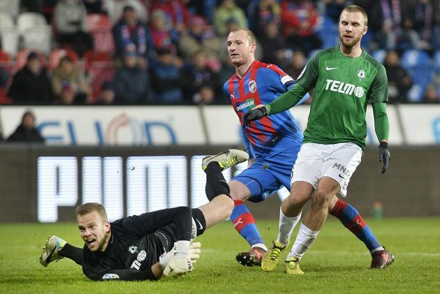 Michael Krmenčík (uprostřed) z Plzně střílí první gól, vlevo brankář Roman Valeš z Jablonce a vpravo Marek Kysela.