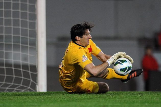 Brankář Slavie Kamil Čontofalský krotí míč po jedné ze střel fotbalistů Sparty.