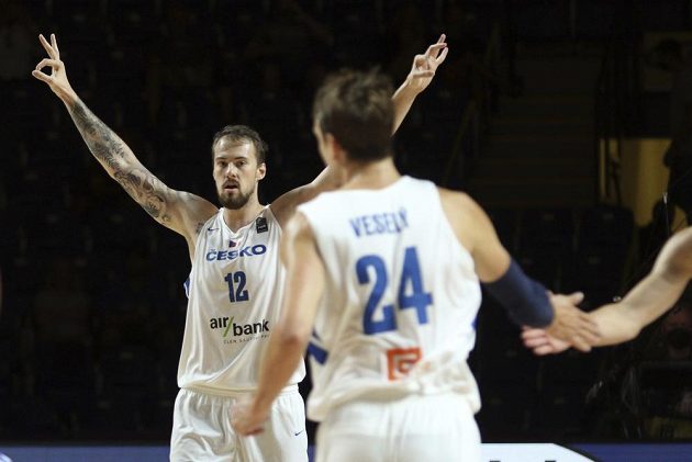 Česká radost. Basketbalisté završili vítězně náročnou cestu olympijskou kvalifikací ve Victorii, když ve finále rozdrtili Řecko 97:72. Na snímku slaví Ondřej Balvín.