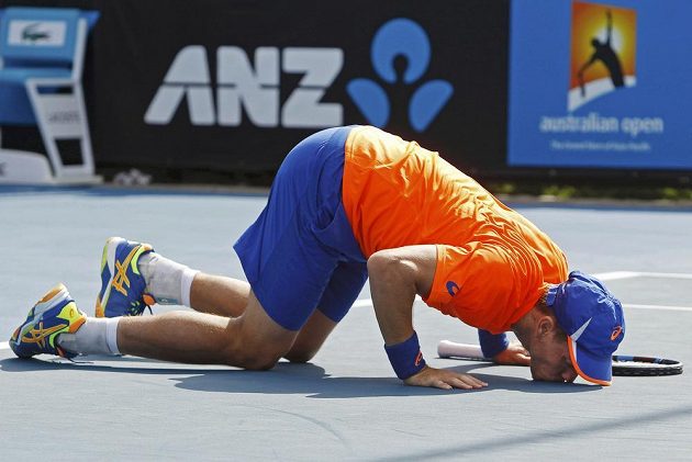 Radost domácího tenisty Jamese Duckwortha po postupu do druhého kola Australian Open přes Slovince Blaže Kavčiče.