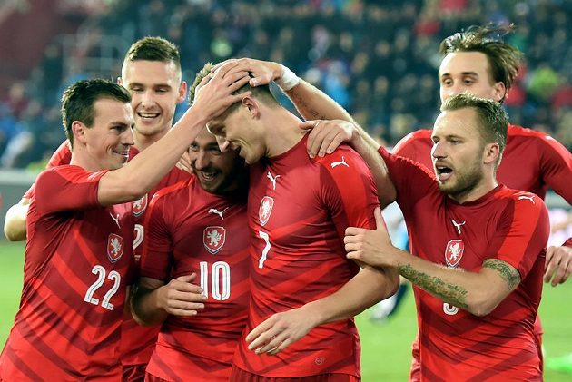 Čeští fotbalisté se radují z druhého gólu. Třetí zleva je Tomáš Sivok, třetí zprava Tomáš Necid.