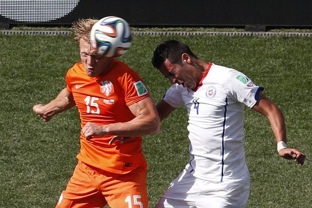 Dirk Kuijt z Nizozemska (v oranžovém dresu) v hlavičkovém souboji s Chilanem Mauriciem Islou.