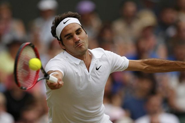 Švýcarský tenista v zápase s Američanem Stevem Johnsonem v osmifinále Wimbledonu.