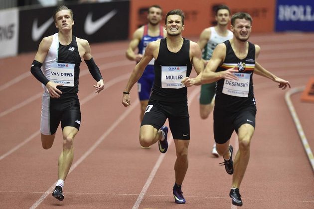 Finiš závodu na 400 metrů mužů: zleva stříbrný Tony van Diepen z Nizozemska, třetí Vít Müller a vítěz Michal Desenský.