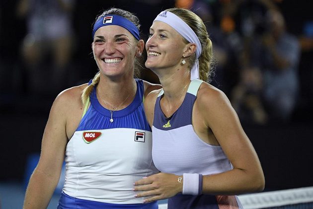 Tenistky Tímea Babosová (vlevo) a Kristina Mladenovicová se radují z titulu ve čtyřhře na Australian Open.