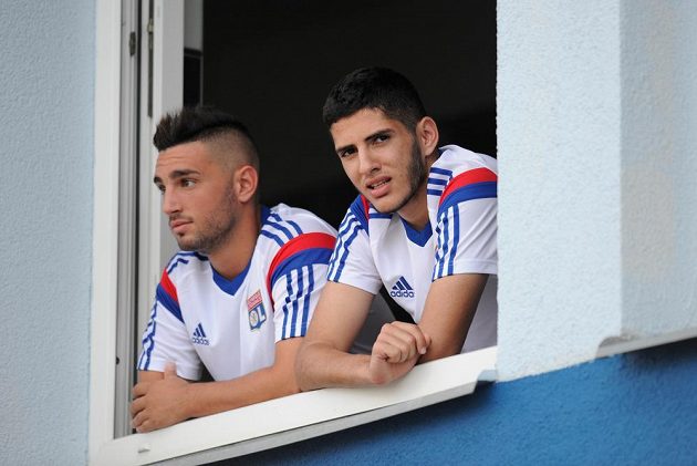 Jordan Ferri (vlevo) a Yassine Benzia z Olympique Lyon sledují z okna šatny trénink Mladé Boleslavi.