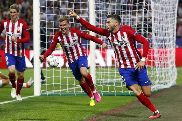 Yannick Ferreira Carrasco (vpravo), Antoine Griezmann (uprostřed) a Fernando Torres (vlevo) v bezprostřední radosti po vyrovnávacím gólu Atlétika Madrid ve finále Ligy mistrů.