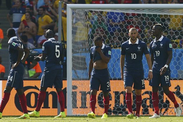 Zklamaní francouzští fotbalisté zleva Blaise Matuidi, Mamadou Sakho, Patrice Evra, Karim Benzema a Paul Pogba po vedoucím gólu Němce Hummelse.