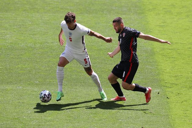 Anglický fotbalista John Stones v akci během utkání EURO s Chorvatem Mateem Kovačičem.