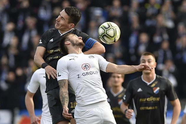Robert Hrubý z Ostravy a Marek Havlík ze Slovácka v ostrém vzdušném souboji o míč.