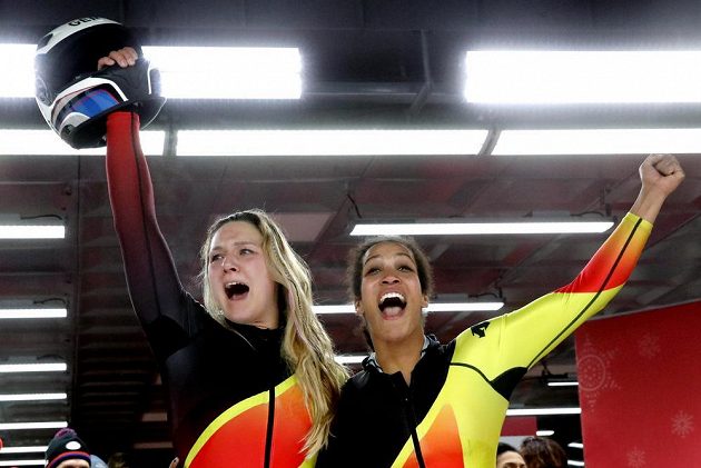 Německé bobistky Mariama Jamankaová a Lisa Buckwitzová se staly olympijskými vítězkami.