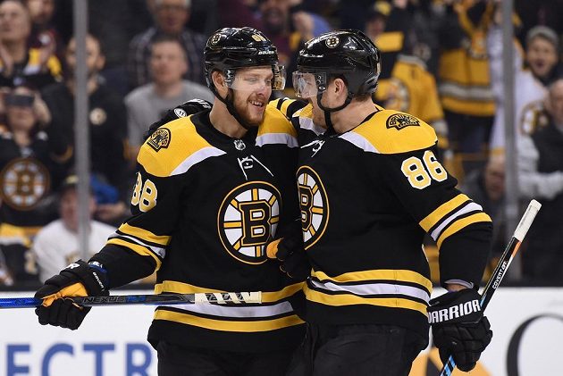 Kevan Miller (86) z Bostonu gratuluje ke vstřelené brance Davidu Pastrňákovi (88).