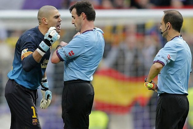 Brankář Barcelony Victor Valdés se rozčiluje na rozhodčího krátce poté, co viděl červenou kartu.