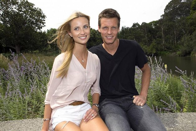 Romantická chvilka v botanické zahradě v Melbourne... Ester Sátorová tady poprvé předvedla zásnubní prsten, který od Tomáše Berdycha dostala.